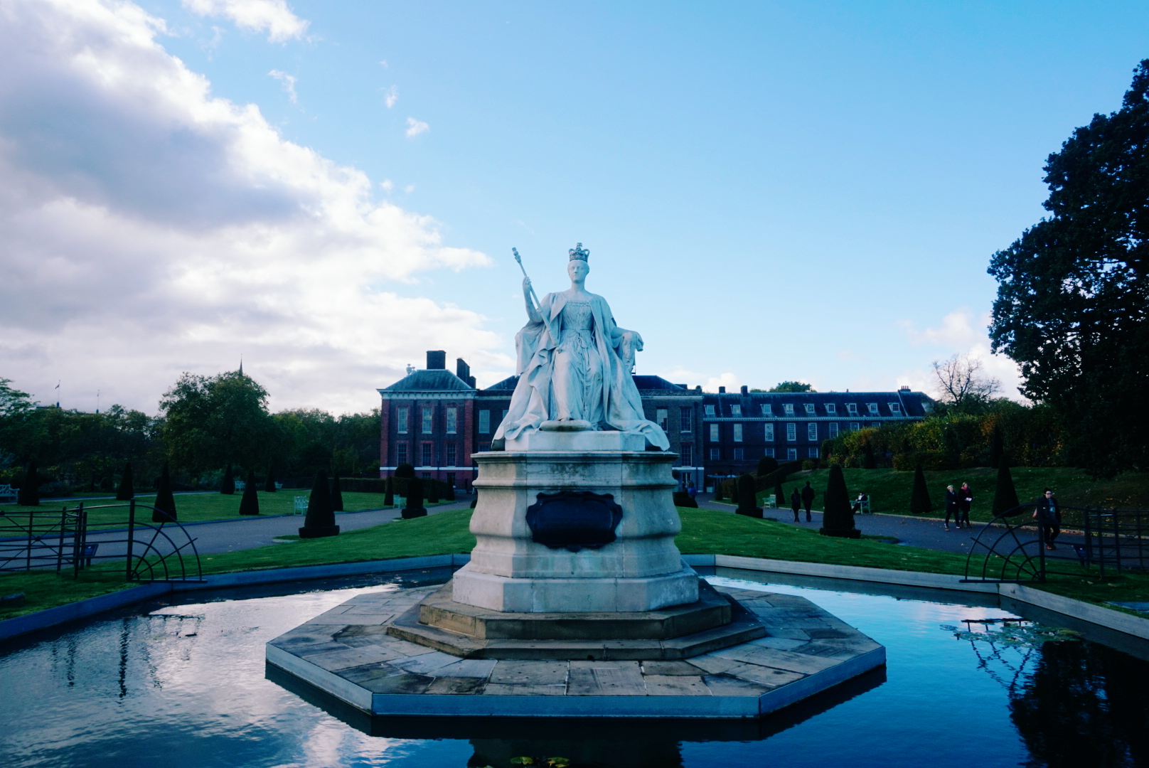 Kensington Palace Queen Victoria Statue